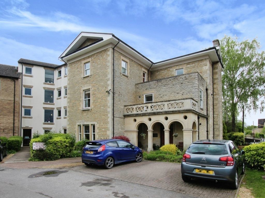 2 bed flat for sale in The Moors, Kidlington OX5, £160,000