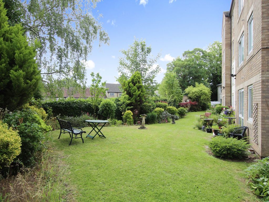 2 bed flat for sale in The Moors, Kidlington OX5, £160,000