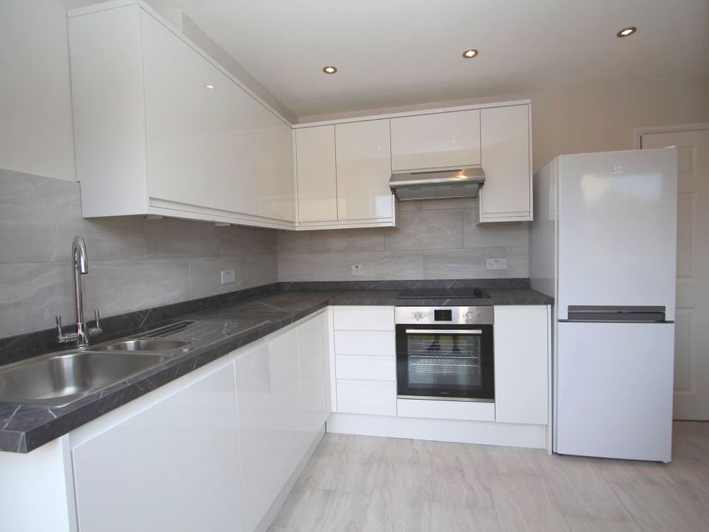 6 bed terraced house to rent in Alston Close, Surbiton KT6, £4,020 pcm