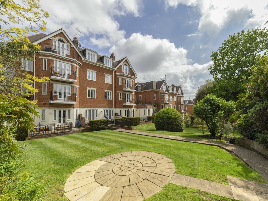 2 bed flat to rent in Wimbledon Hill Road, London SW19, £2,650 pcm