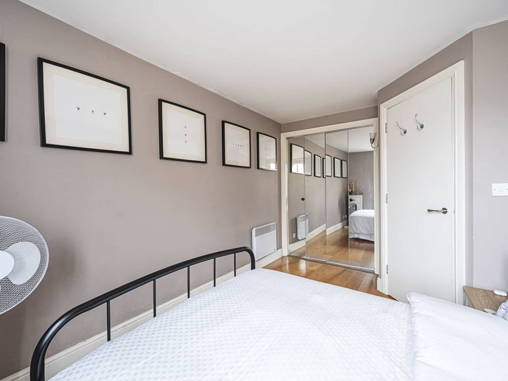 2 bed flat for sale in Coke Street, Aldgate, London E1, £600,000