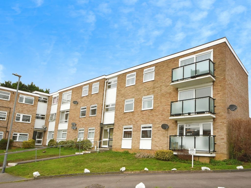3 bed flat for sale in Courtlands, Patching Hall Lane, Broomfield, Chelmsford CM1, £275,000