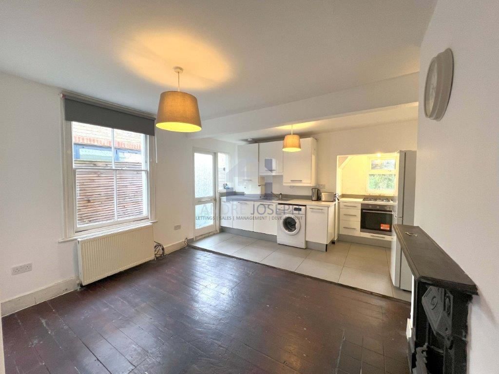 3 bed maisonette to rent in Fieldhouse Road, Balham SW12, £2,995 pcm