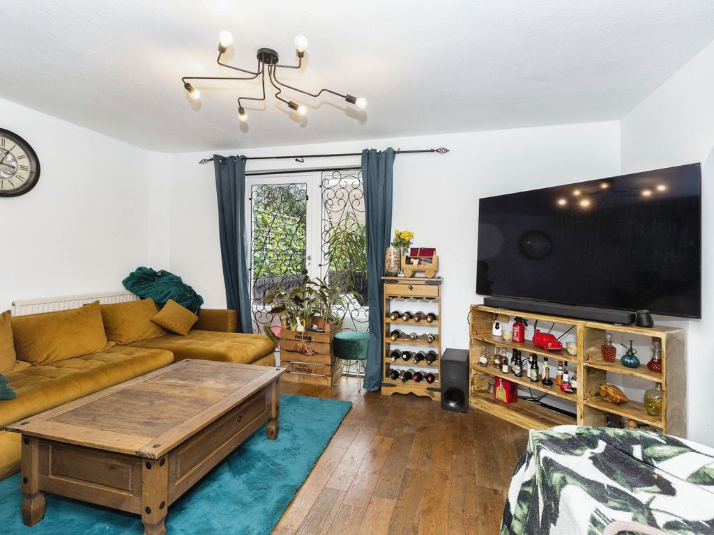 3 bed flat for sale in Crofts Street, London E1, £600,000
