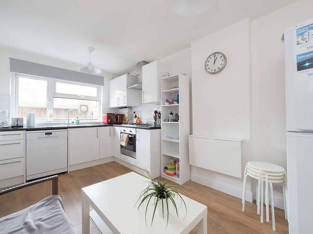 3 bed maisonette for sale in Thornbury Close, Dalston, London N16, £600,000