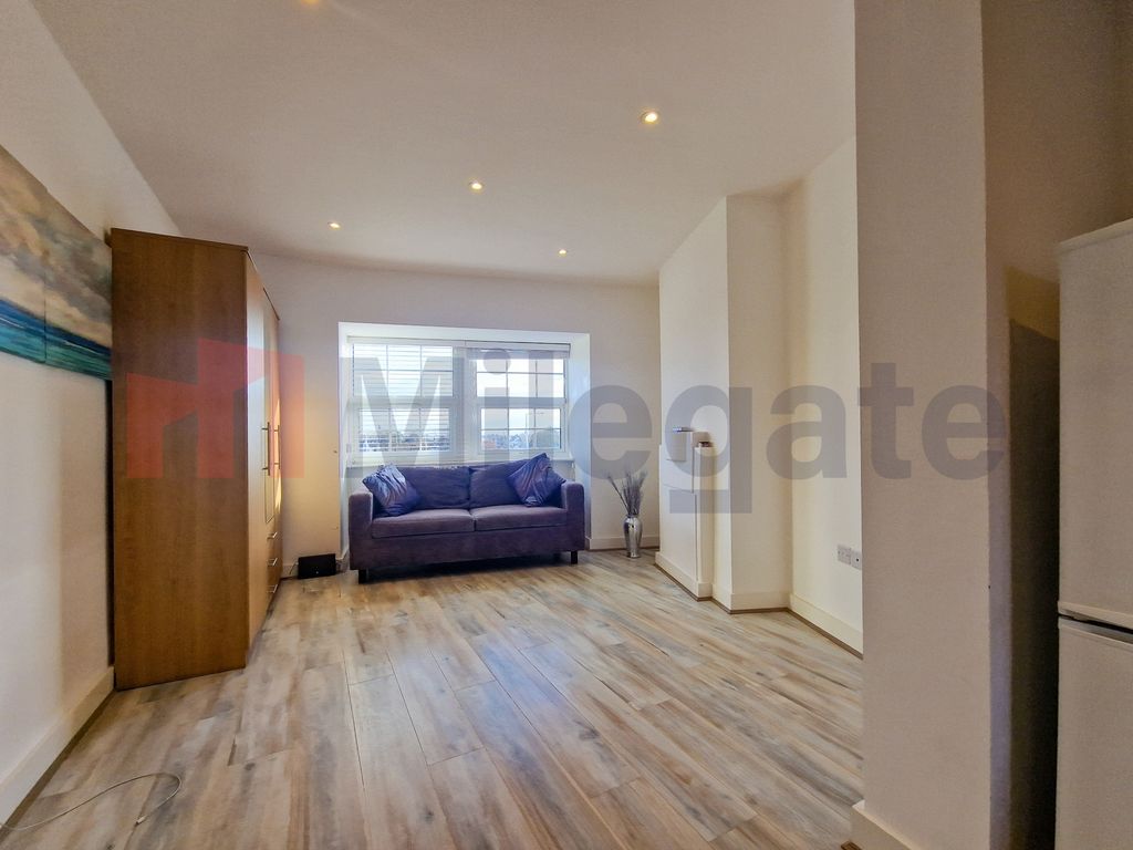 1 bed flat to rent in Uxbridge Road, Uxbridge UB10, £1,250 pcm