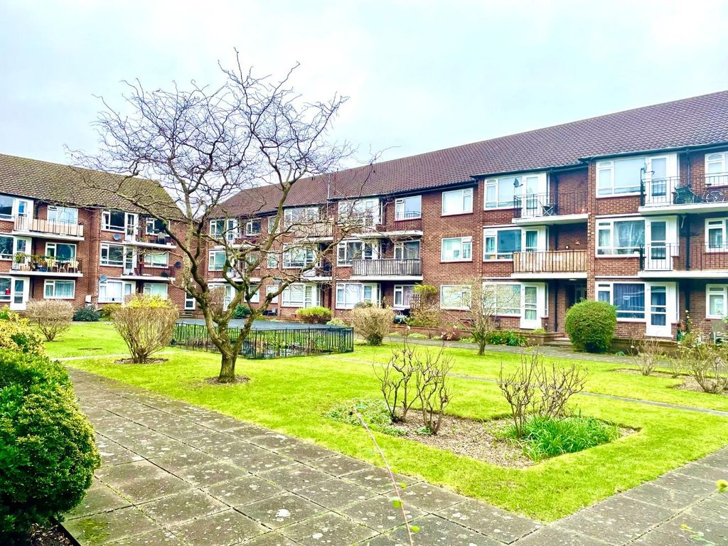 3 bed flat for sale in Castle Way, Feltham TW13, £300,000