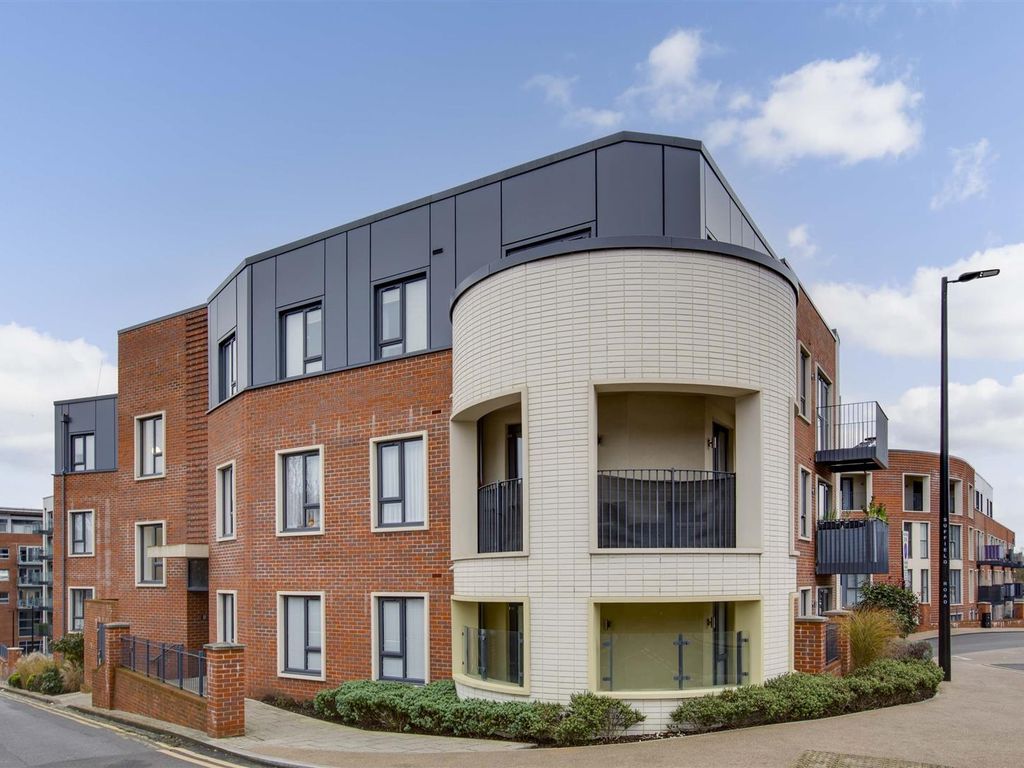 1 bed flat for sale in Rutland Street, High Wycombe HP11, £220,000