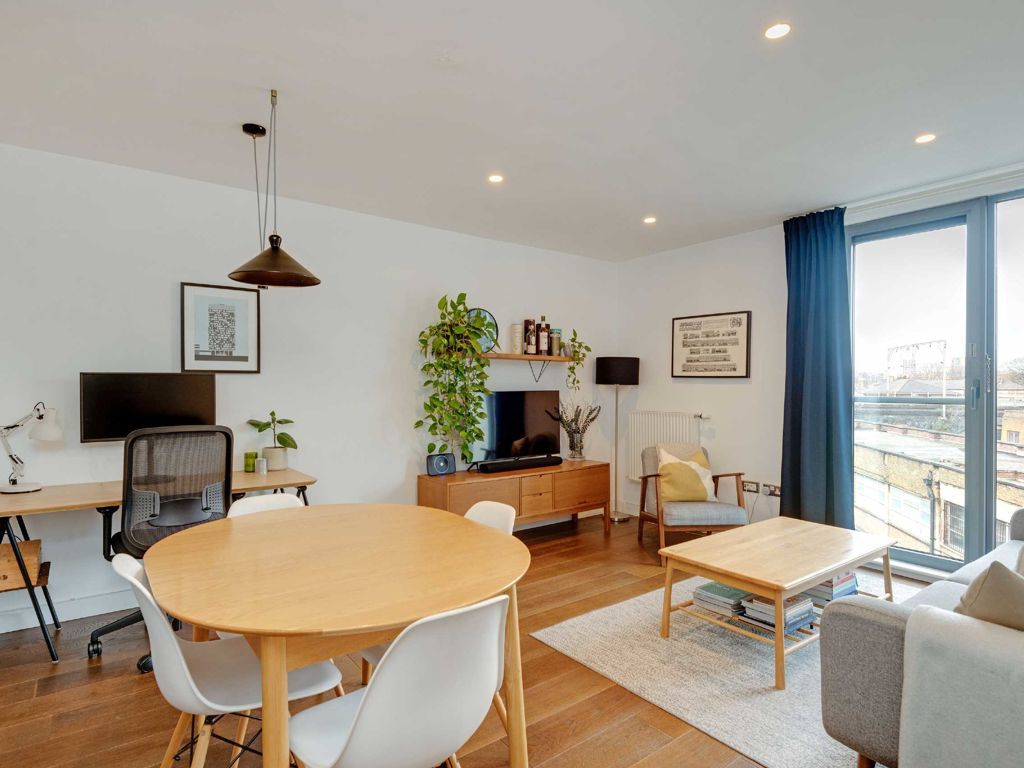 2 bed flat for sale in Hackney Grove, London E8, £575,000