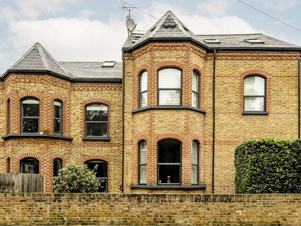 2 bed flat for sale in Coleshill Road, Teddington TW11, £650,000