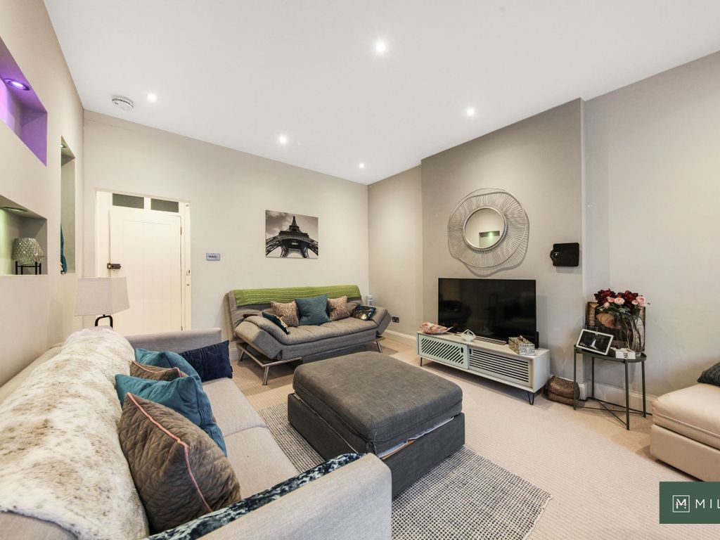 1 bed flat for sale in Brondesbury Park, London NW2, £425,000