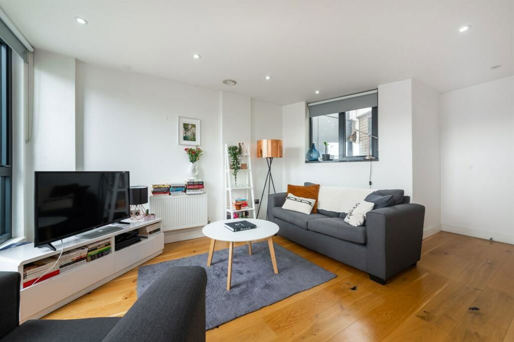1 bed flat for sale in Tyssen Street, London E8, £480,000