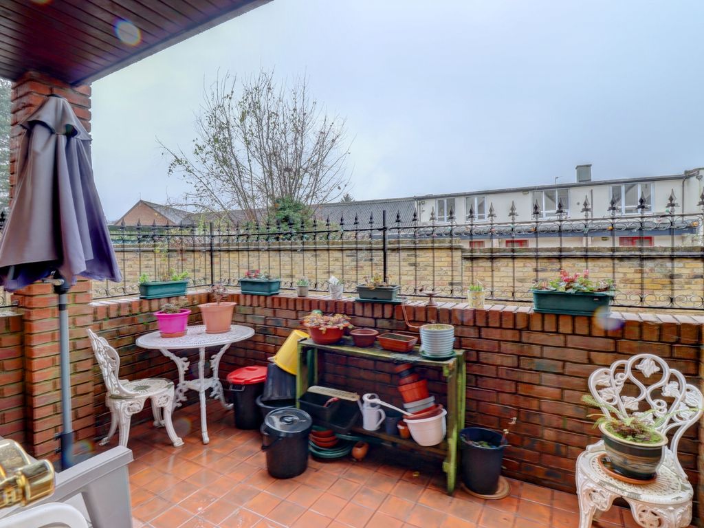 2 bed flat for sale in Jasmine Crescent, Princes Risborough HP27, £325,000