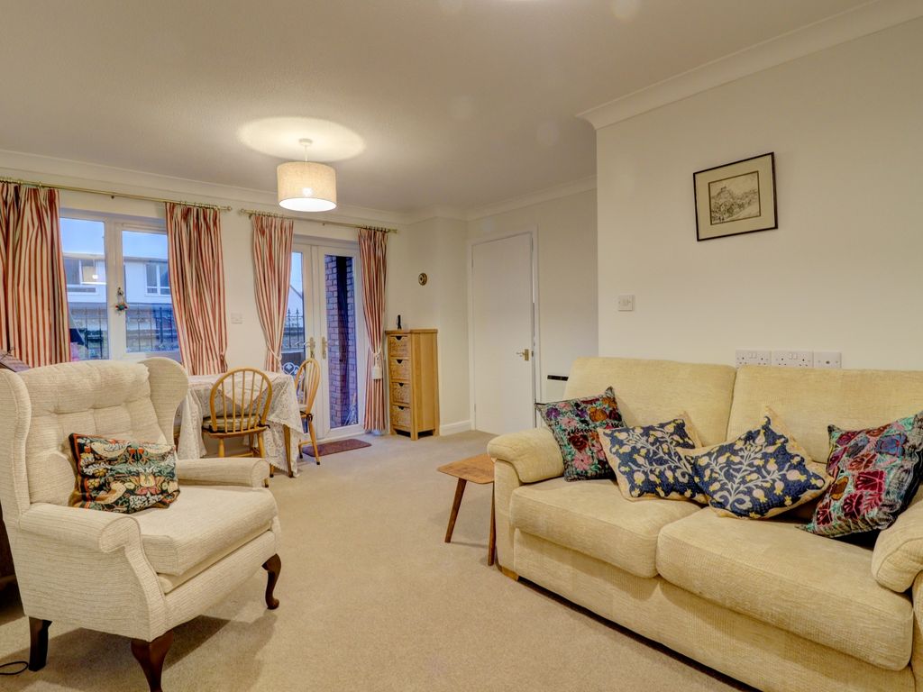 2 bed flat for sale in Jasmine Crescent, Princes Risborough HP27, £325,000