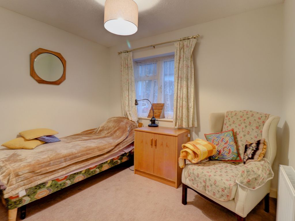 2 bed flat for sale in Jasmine Crescent, Princes Risborough HP27, £325,000