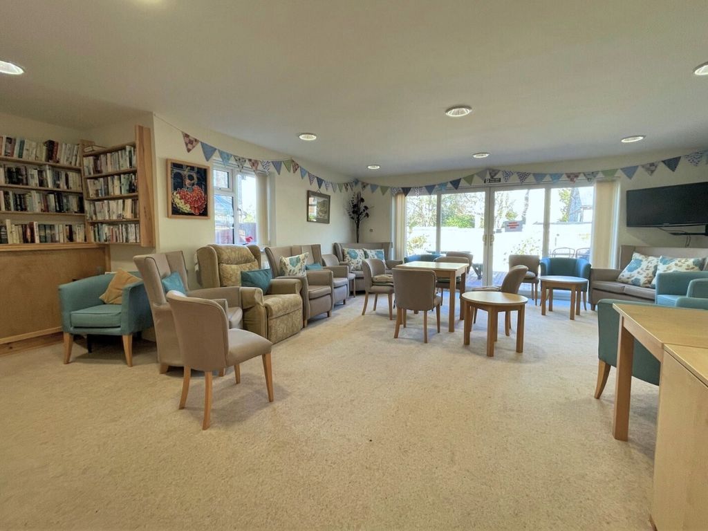 2 bed flat for sale in Jasmine Crescent, Princes Risborough HP27, £325,000