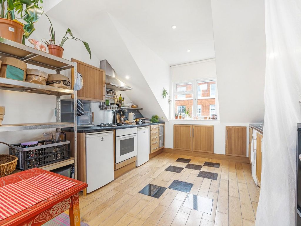 1 bed flat for sale in Craster Road, London SW2, £375,000