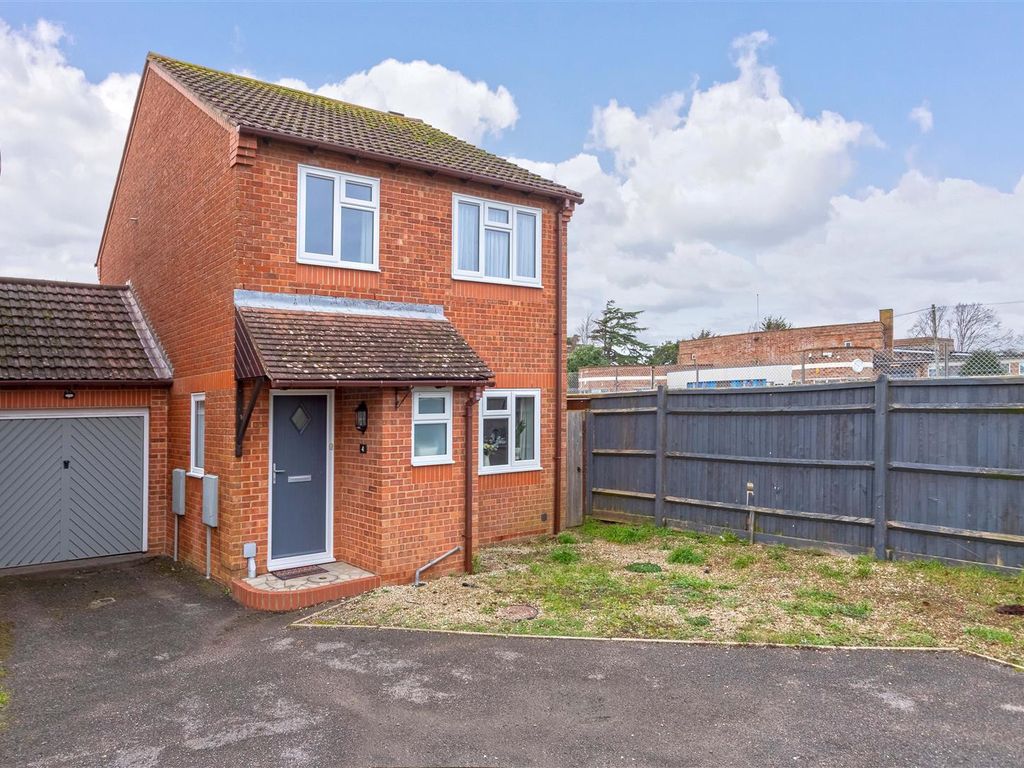 3 bed detached house for sale in Glebeside Close, Worthing BN14, £485,000