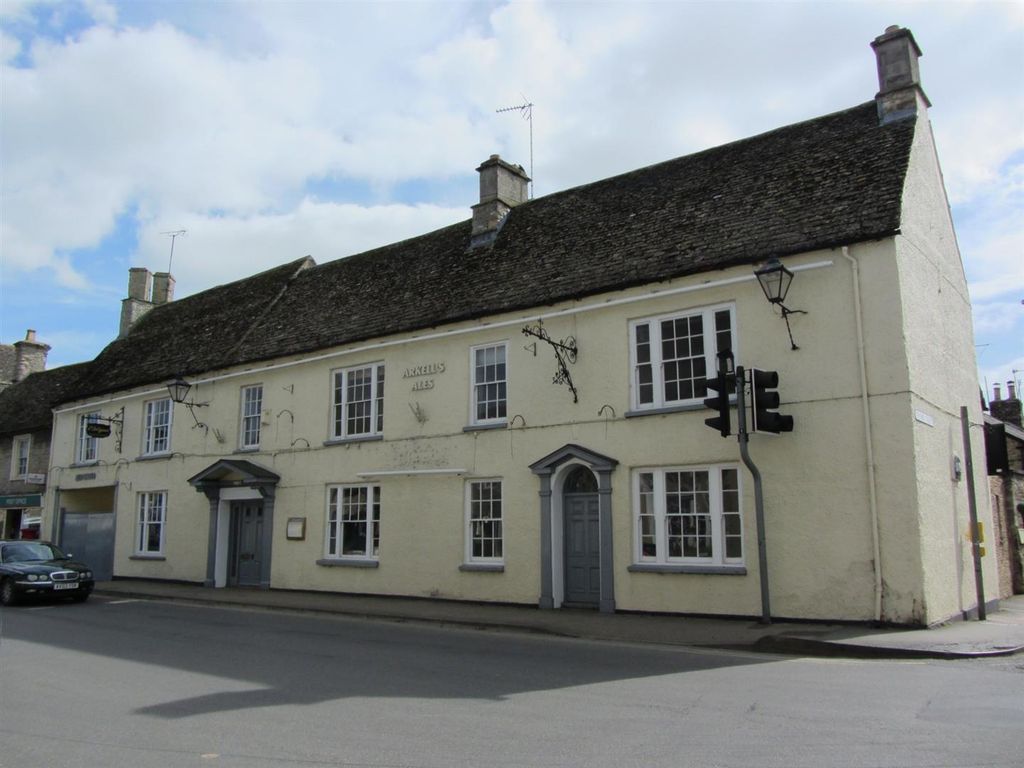 1 bed flat to rent in High Street, Lechlade GL7, £725 pcm