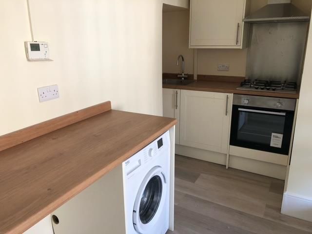 1 bed flat to rent in High Street, Lechlade GL7, £725 pcm