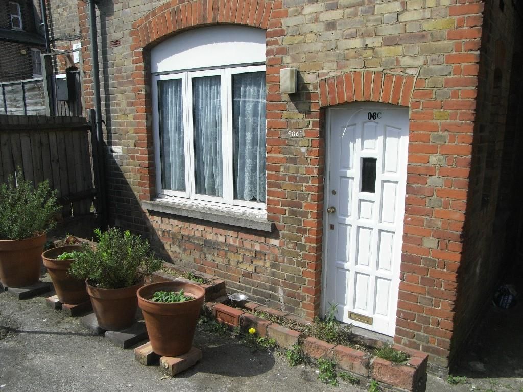1 bed flat to rent in London Road, Thornton Heath CR7, £750 pcm