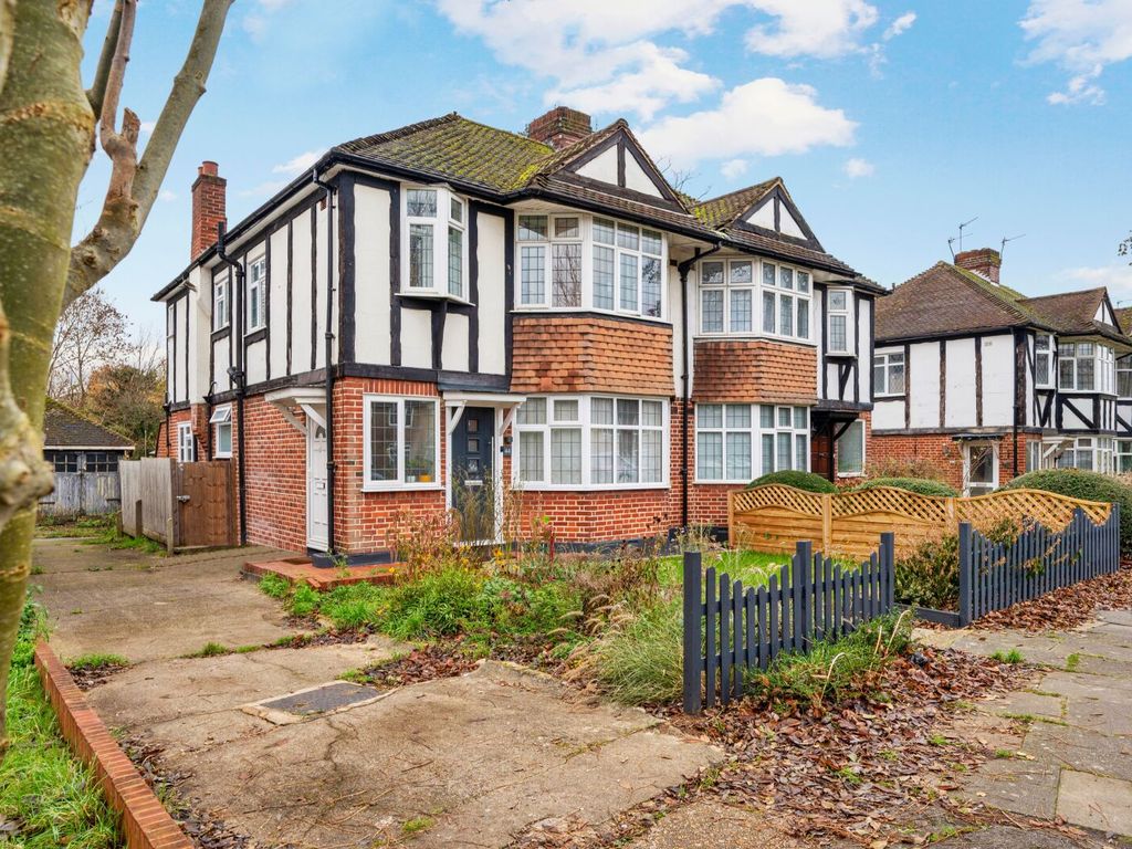 2 bed maisonette for sale in Aboyne Drive, Raynes Park SW20, £410,000