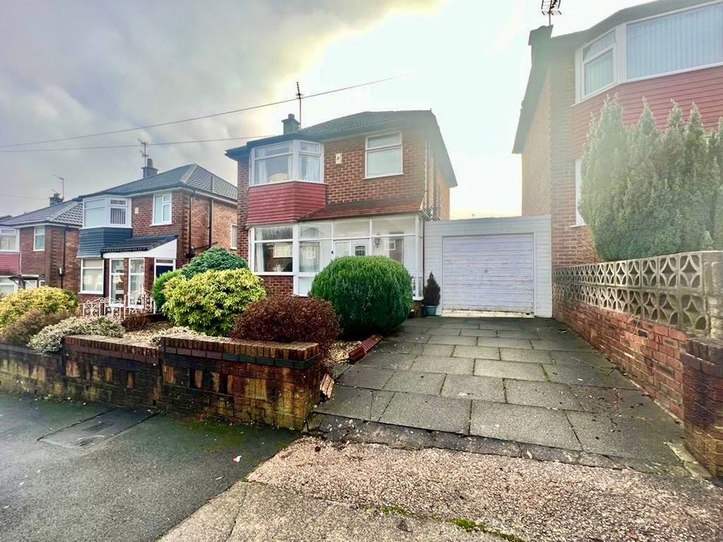 3 bed detached house for sale in Broomhall Road, Swinton M27, £260,000