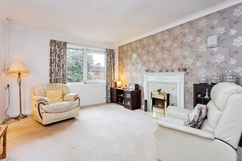 1 bed flat for sale in Heath Court, Haywards Heath RH16, £125,000