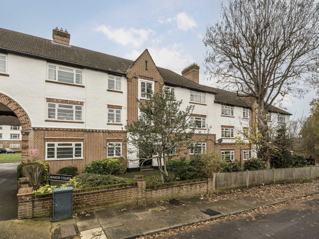 2 bed flat for sale in Manor Road, Twickenham TW2, £345,000