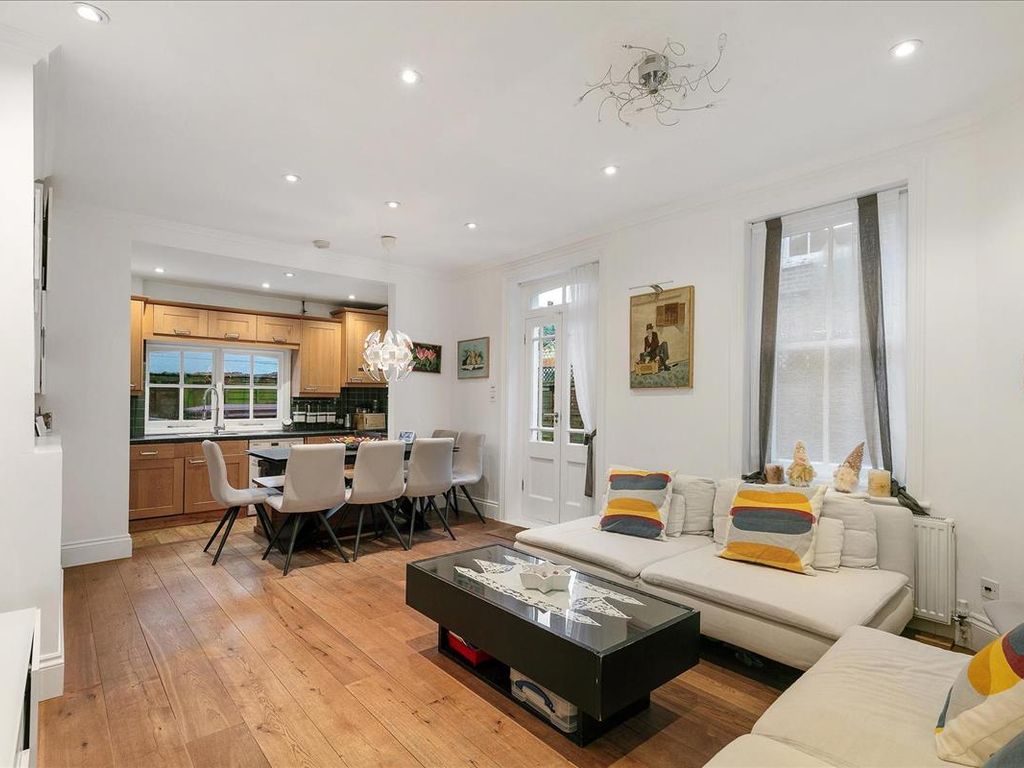 2 bed flat for sale in Fulham Palace Road, Fulham SW6, £750,000