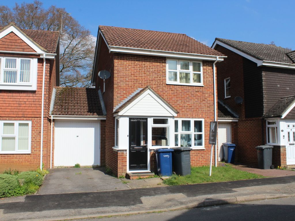 2 bed link-detached house to rent in High Ridge, Godalming GU7, £1,600 pcm