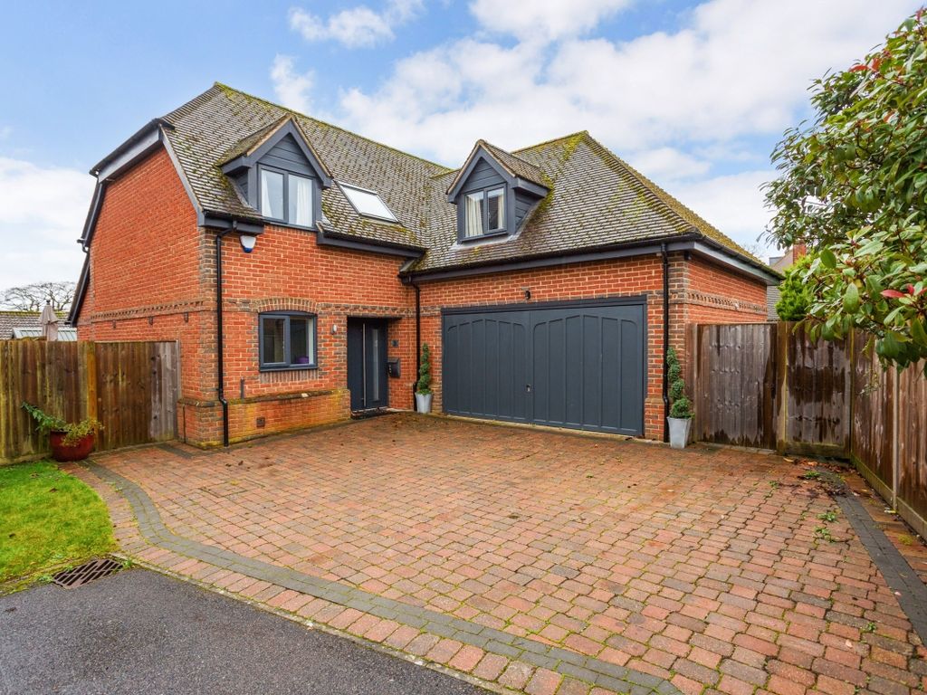 4 bed detached house to rent in Church Gate, Thatcham RG19, £2,750 pcm