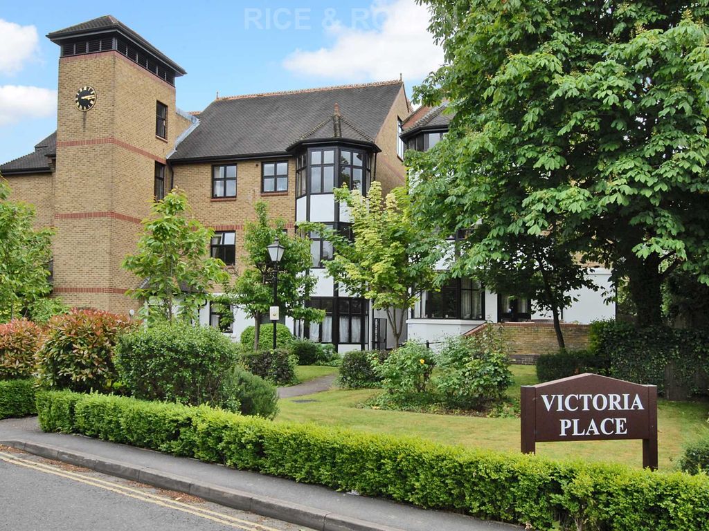 2 bed flat for sale in Esher Park Avenue, Esher KT10, £500,000