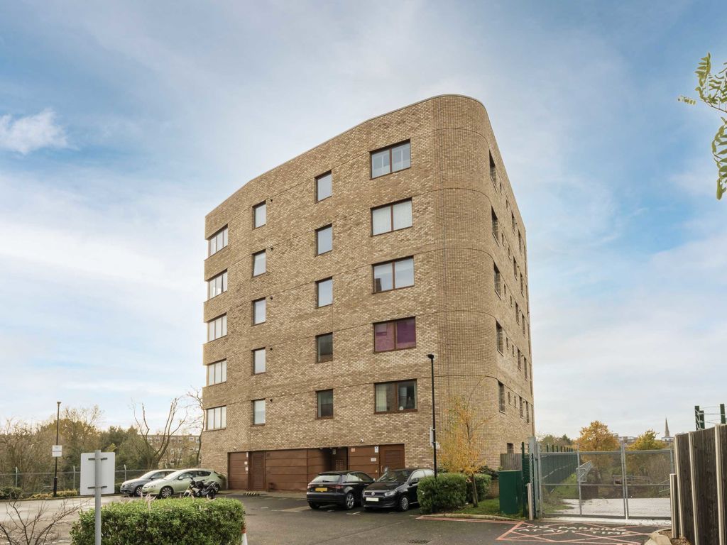 1 bed flat for sale in Kenneth Way, London W5, £440,000