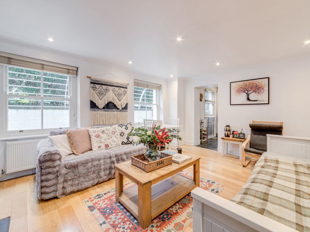 1 bed flat for sale in Richmond Crescent, Barnsbury N1, £600,000