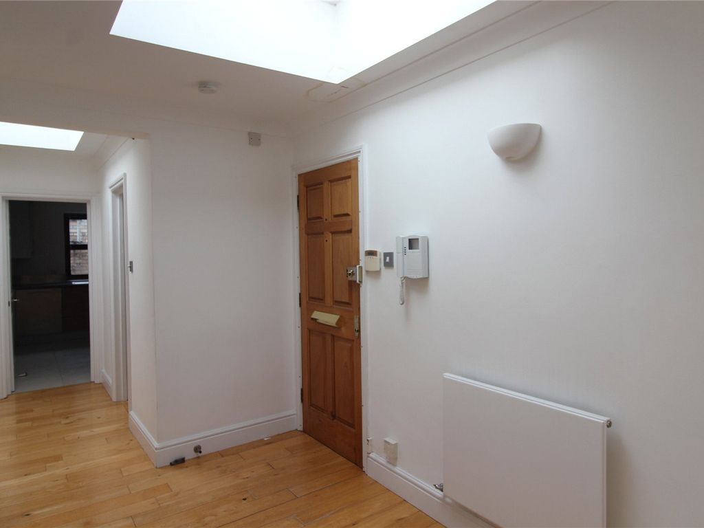 2 bed flat for sale in Station Road, New Barnet, Barnet EN5, £425,000