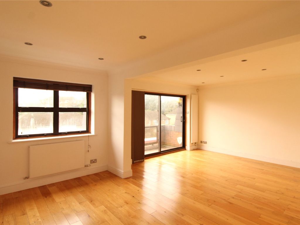 2 bed flat for sale in Station Road, New Barnet, Barnet EN5, £425,000