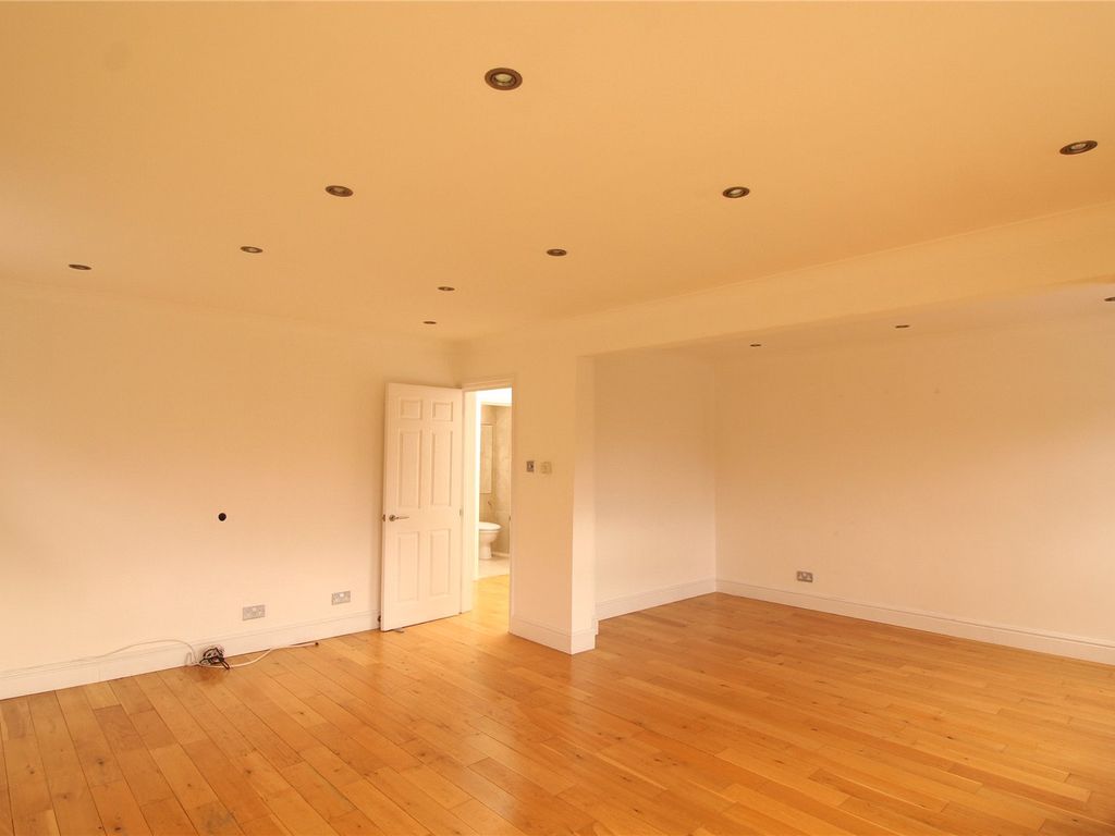 2 bed flat for sale in Station Road, New Barnet, Barnet EN5, £425,000