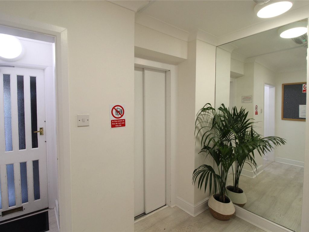 2 bed flat for sale in Station Road, New Barnet, Barnet EN5, £425,000