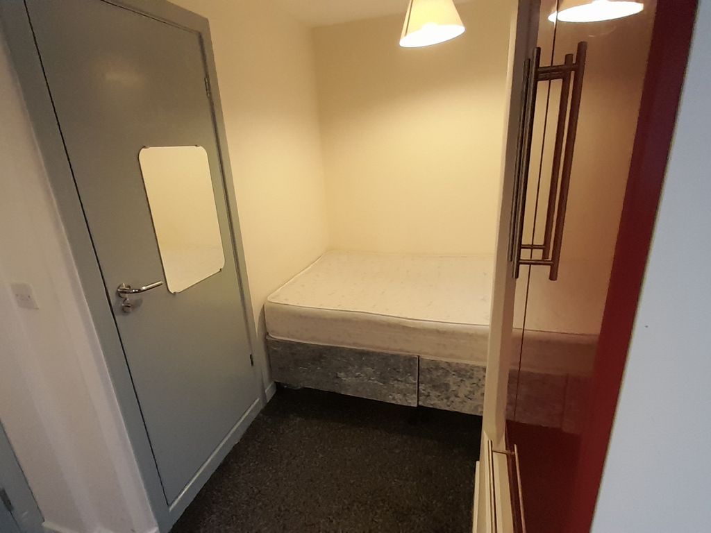 Studio to rent in Newsome Road, Newsome, Huddersfield HD4, £434 pcm