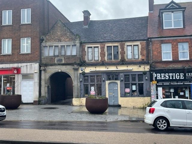 Pub/bar to let in High Street North, Dunstable LU6, £35,000 pa