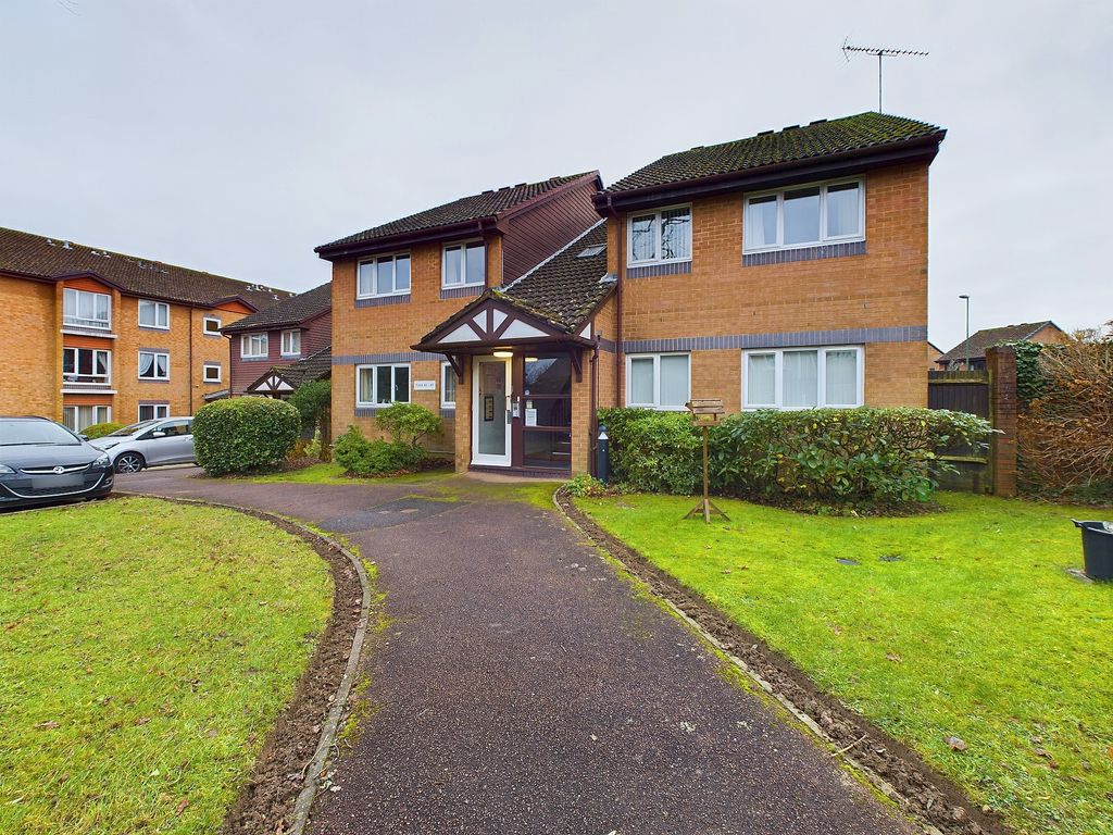 2 bed property for sale in Chesterton Court, Horsham RH13, £160,000