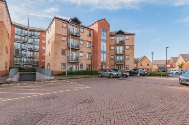2 bed flat for sale in Kentmere Drive, Doncaster DN4, £140,000