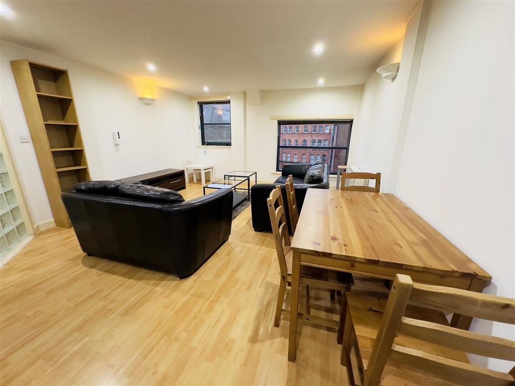 2 bed flat to rent in High Street, Manchester M4, £1,100 pcm