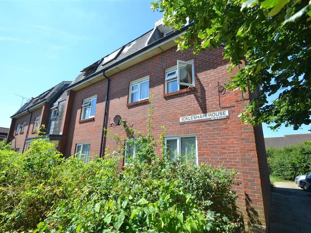 2 bed flat to rent in Salvington Road, Crawley RH11, £1,250 pcm