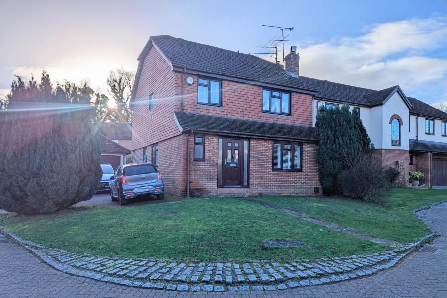 4 bed detached house to rent in Lightwater, Surrey GU18, £2,500 pcm