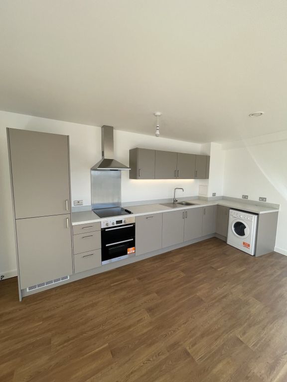 2 bed flat to rent in Abbey Road, Barking IG11, £1,625 pcm