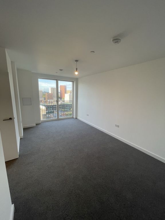 2 bed flat to rent in Abbey Road, Barking IG11, £1,625 pcm