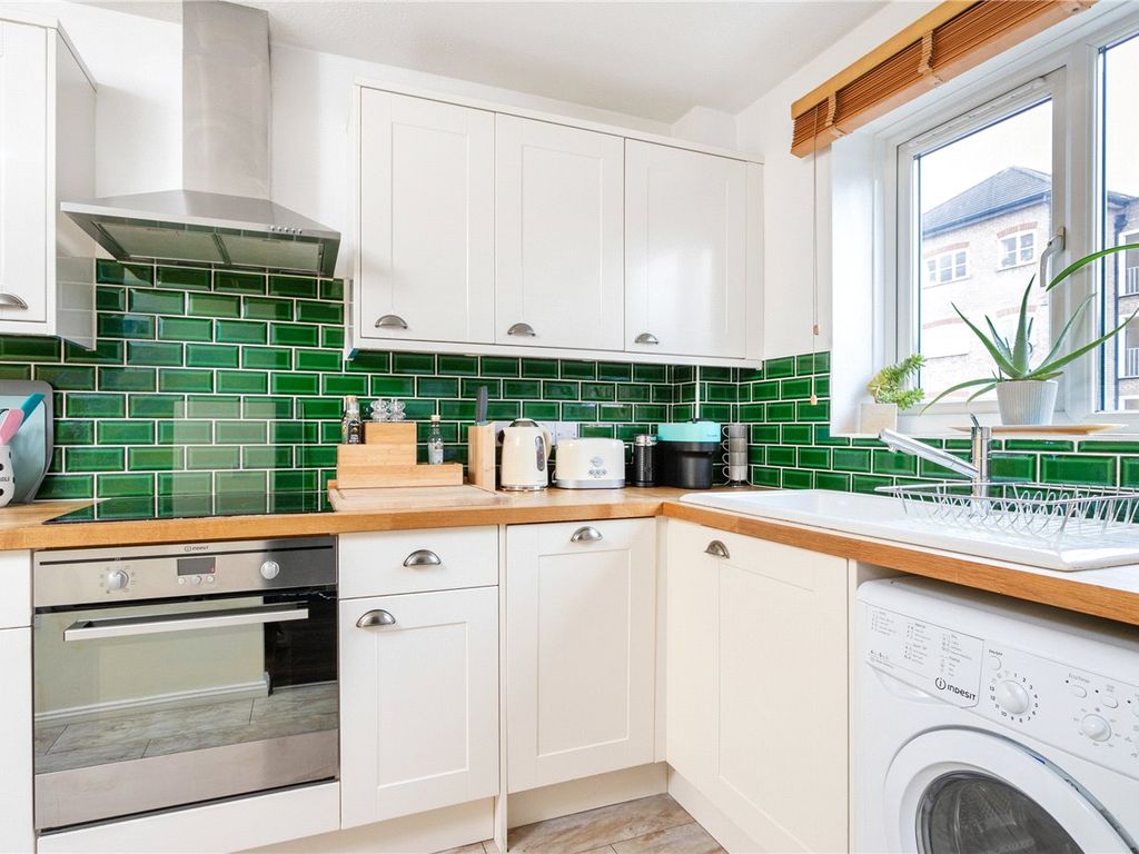 1 bed flat for sale in Bishops Way, London E2, £400,000