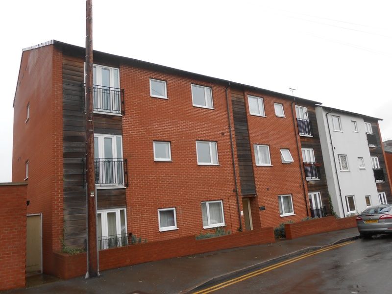 2 bed flat for sale in Grafton Road, West Bromwich B71, £120,000